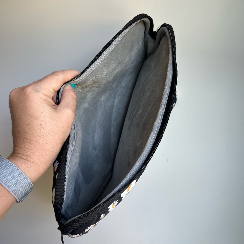 Floral Laptop Sleeve with Daisy Pattern - Picture 4 of 5